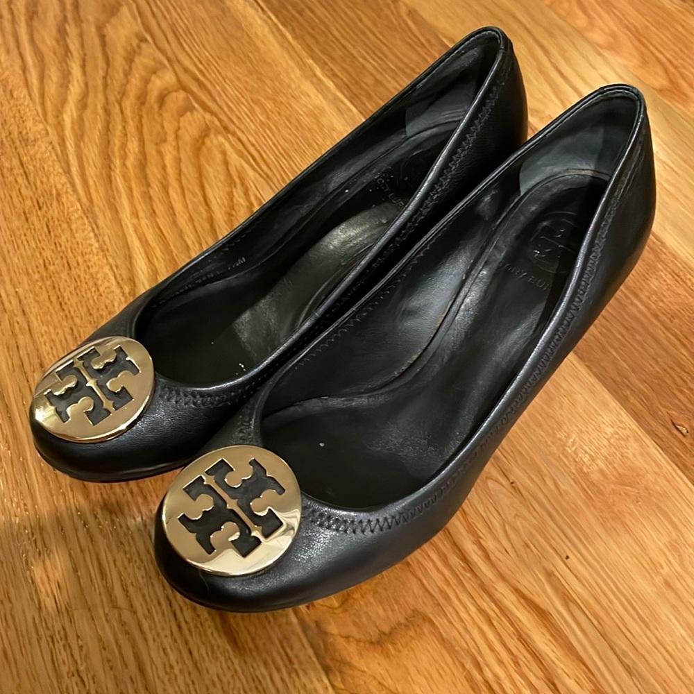 Tory Burch Logo Leather Pumps - Black - 7.5